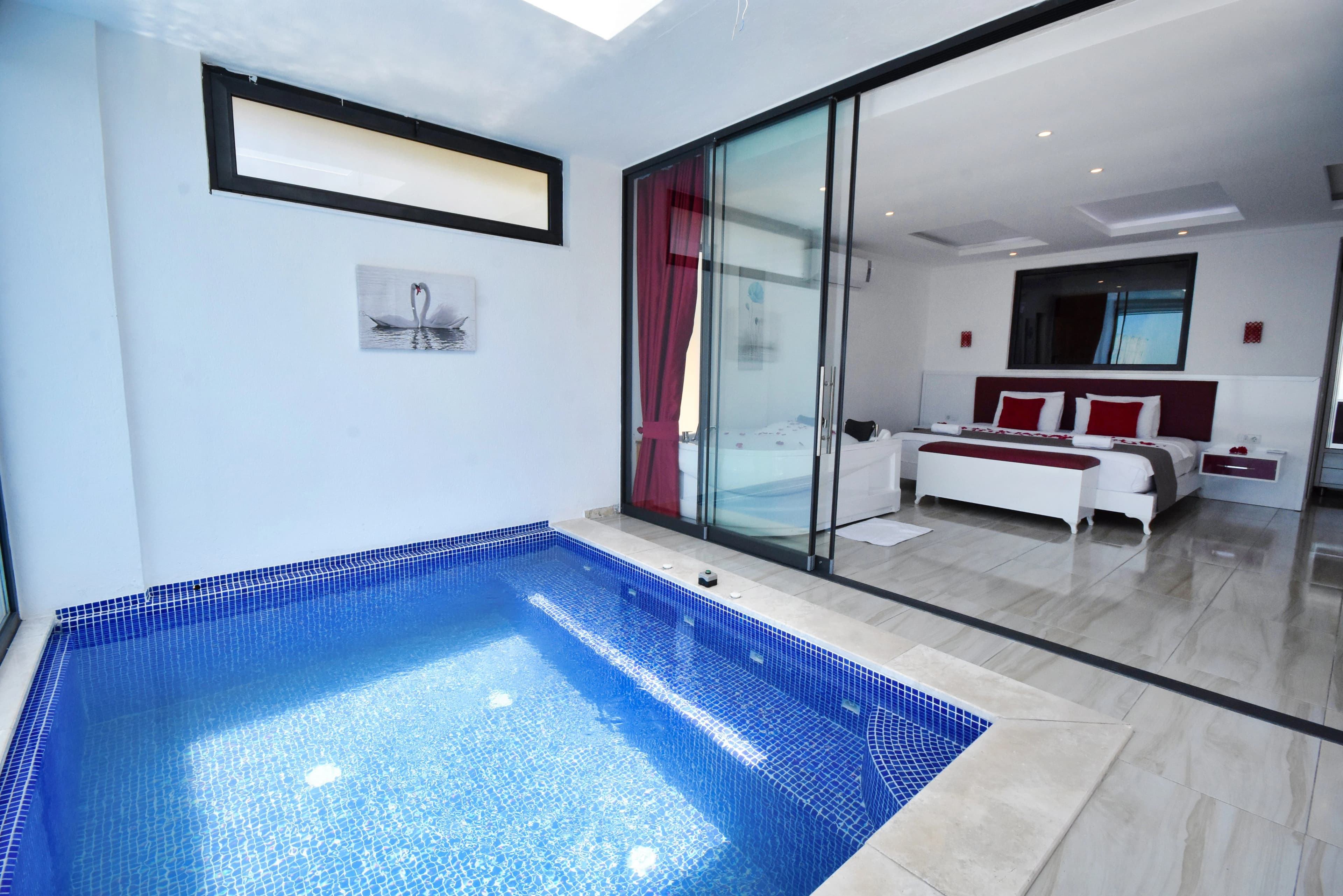 Kalkan Üzümlü'de jakuzili ve ısıtmalı kapalı havuzlu balayı villası Villa Huzur galeri gorseli 3