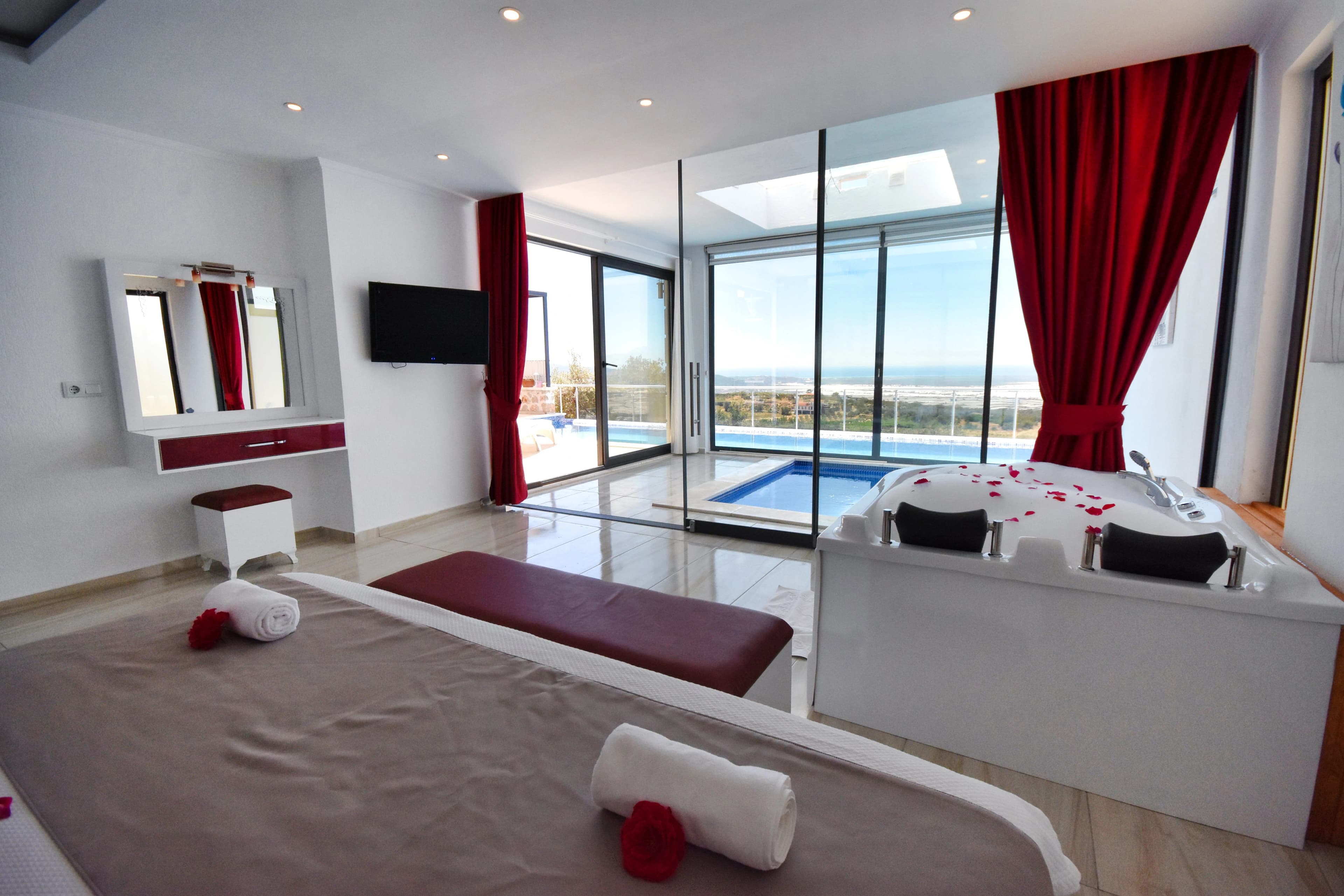 Kalkan Üzümlü'de jakuzili ve ısıtmalı kapalı havuzlu balayı villası Villa Huzur galeri gorseli 4