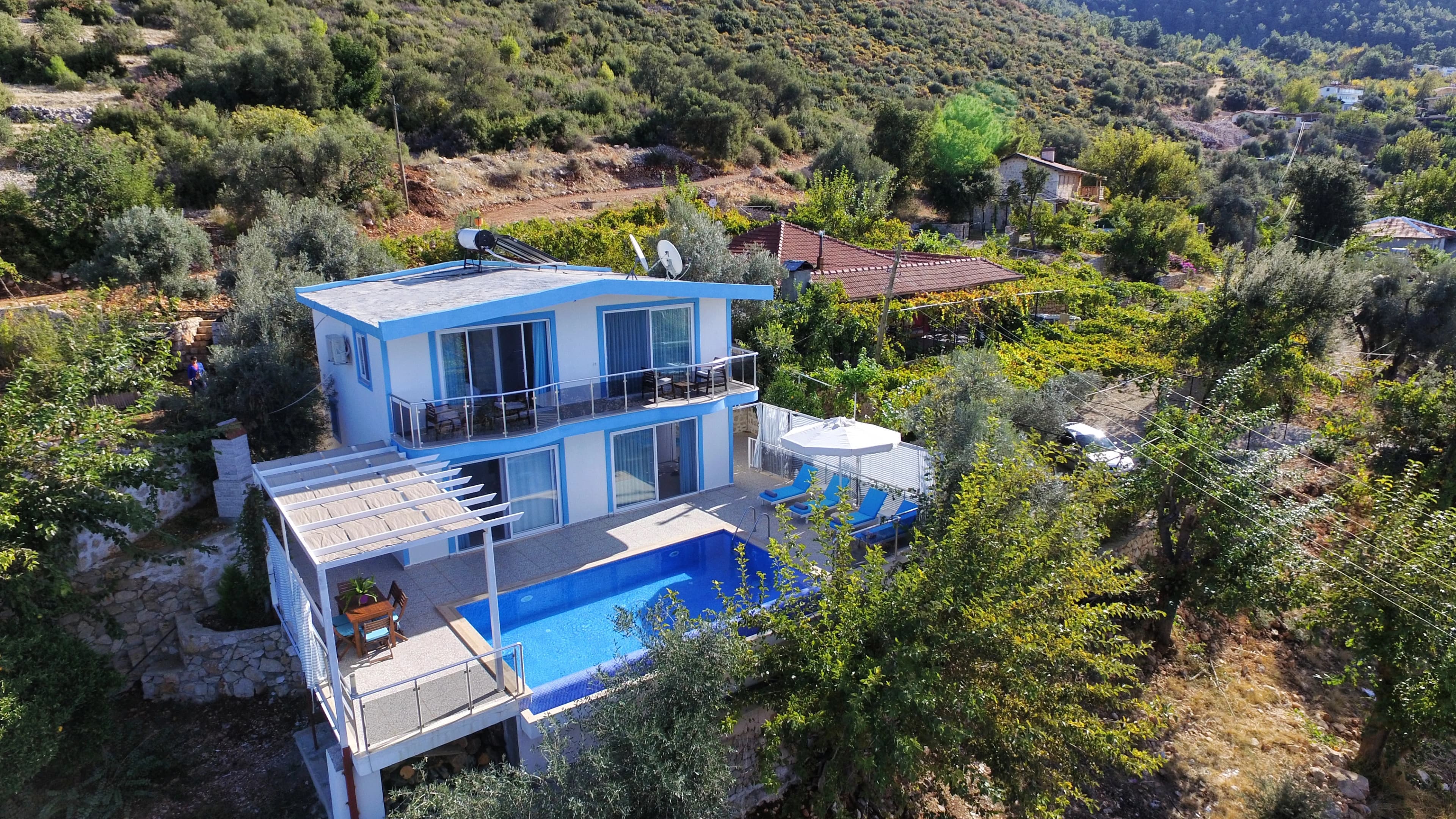 Kalkan Üzümlü'de doğa manzaralı korunaklı özel havuzlu Villa Ozgur