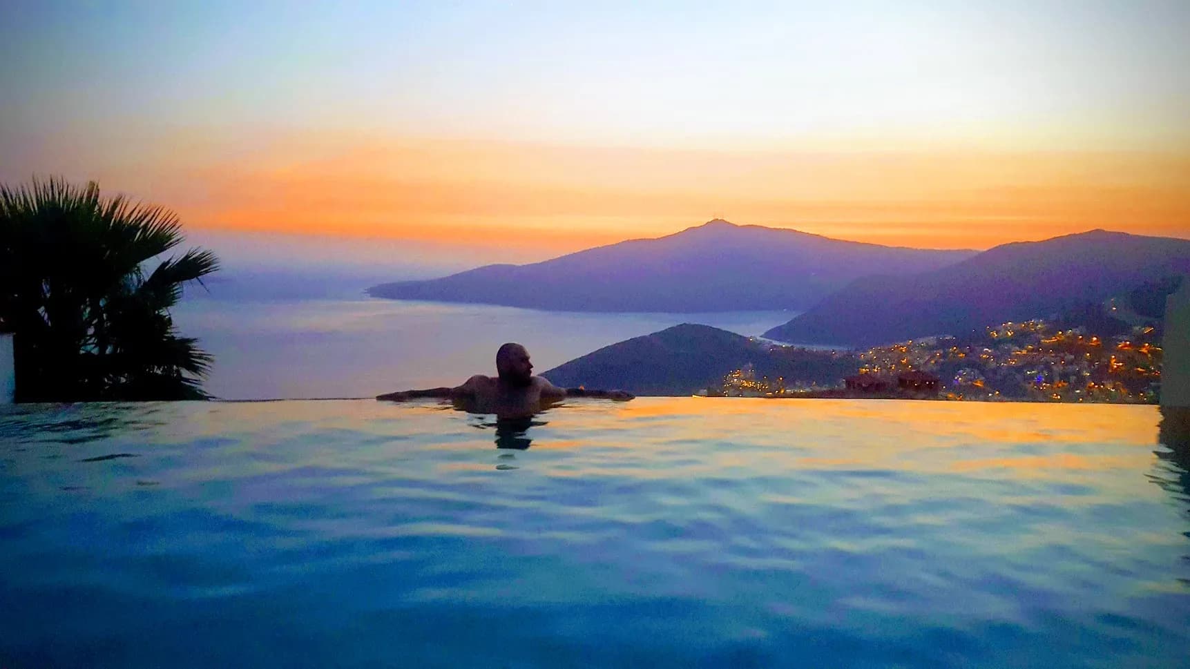 Kalkan Merkez Villa Rubick deniz manzaralı sonsuzluk havuzlu lüks villa galeri gorseli 4