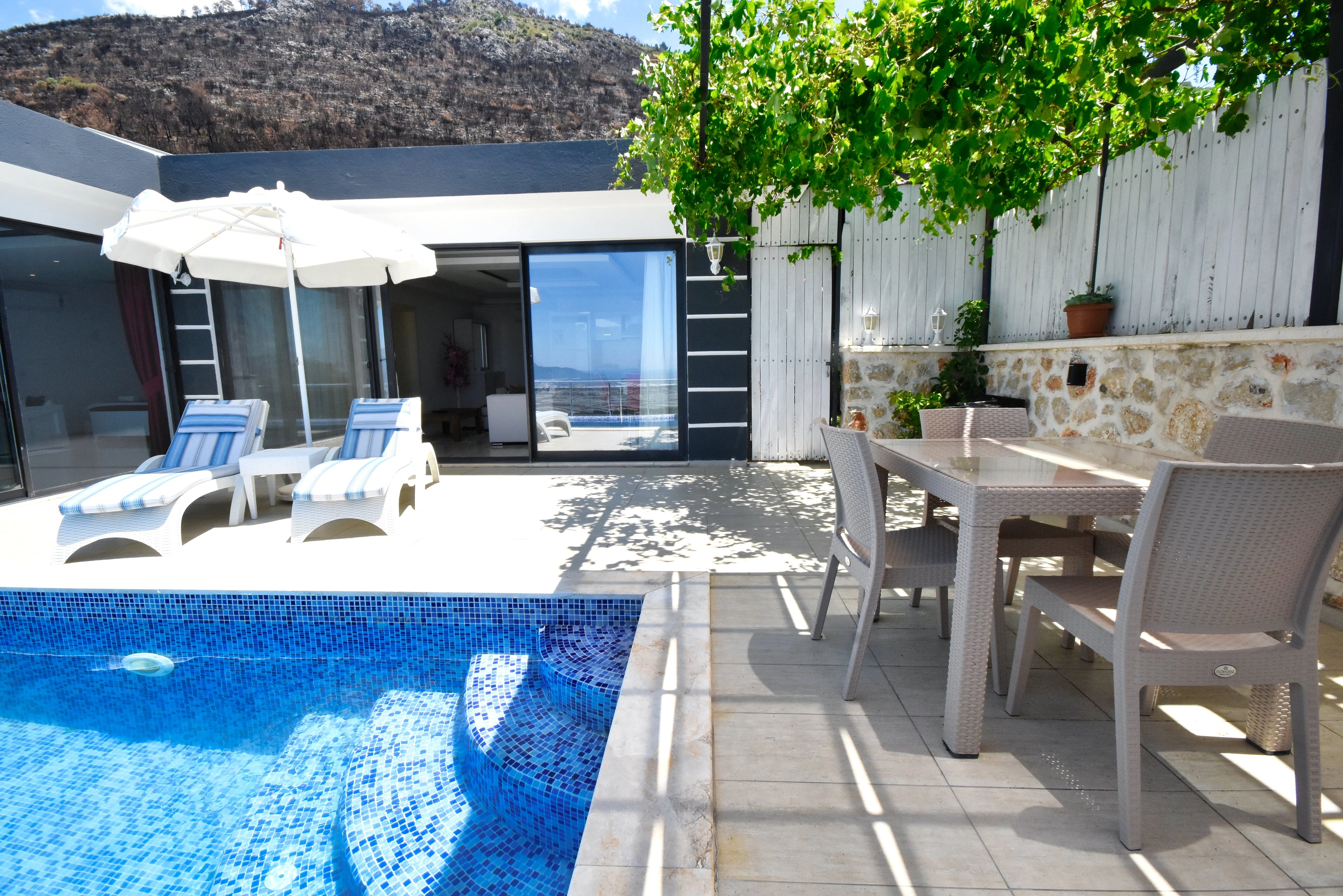 Kalkan Üzümlü'de jakuzili ve ısıtmalı kapalı havuzlu balayı villası Villa Huzur