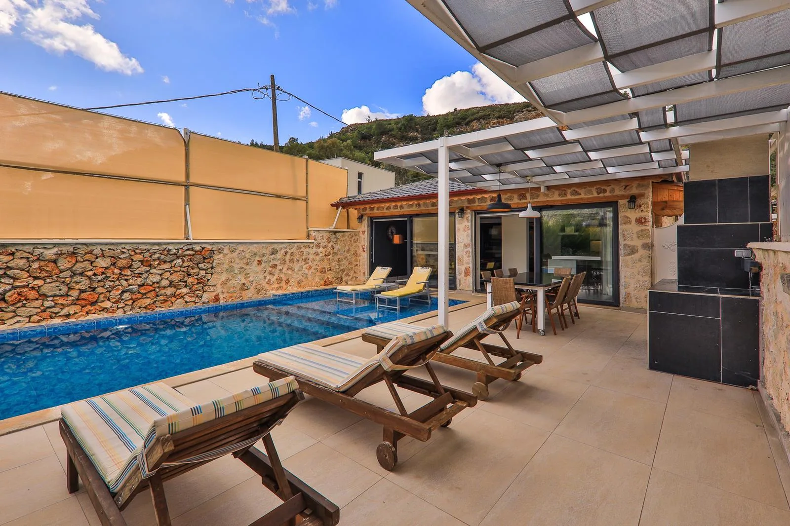 Kalkan İslamlar Villa Redro ısıtmalı iç havuzlu lüks villa
