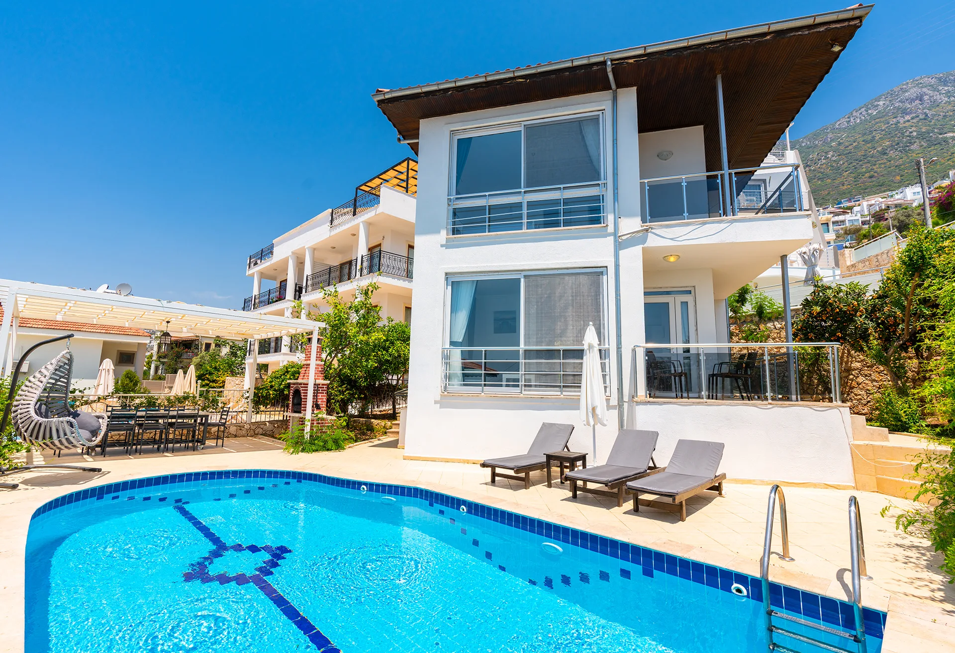 Muhteşem deniz manzarasına sahip 3 katlı lüks Villa Theo
